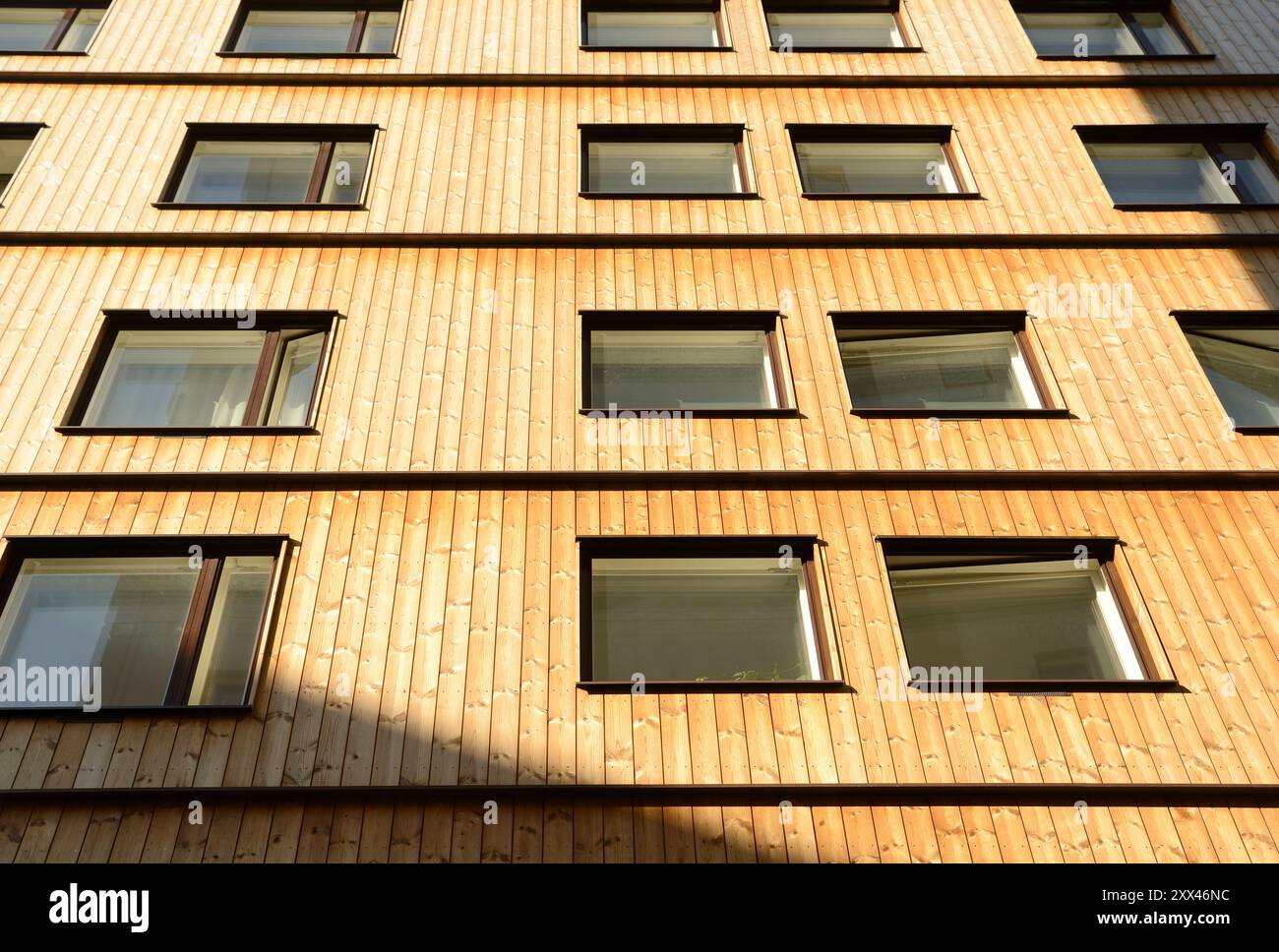 Bâtiment moderne contemporain en bois, façade en bois Banque D'Images