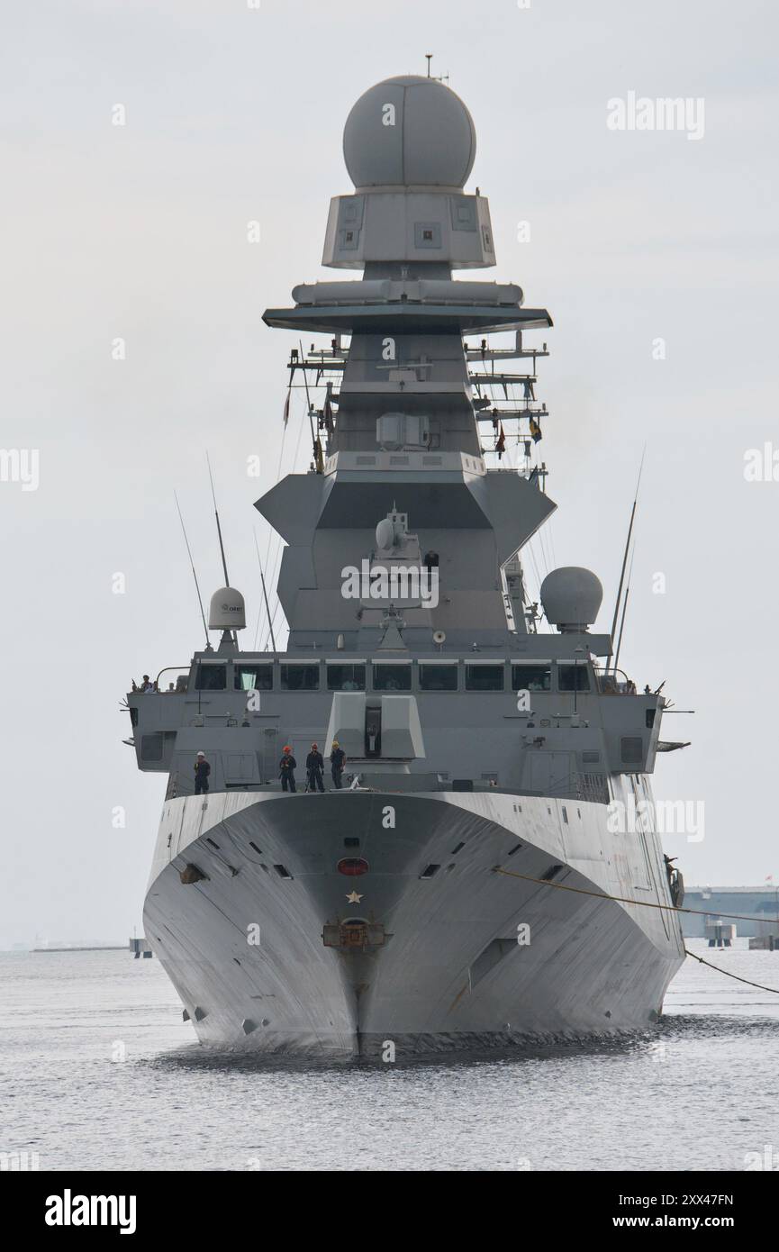 Yokosuka, Japon. 22 août 2024. La Marine italienne, la frégate européenne multi-missions italo-française (FREMM ), Alpino (F594) arrive à la base navale de Yokosuka de la Force navale d'autodéfense maritime japonaise à Yokosuka, préfecture de Kanagawa, Japon, le jeudi 22 août 2024. Photo de Keizo Mori/UPI crédit : UPI/Alamy Live News Banque D'Images