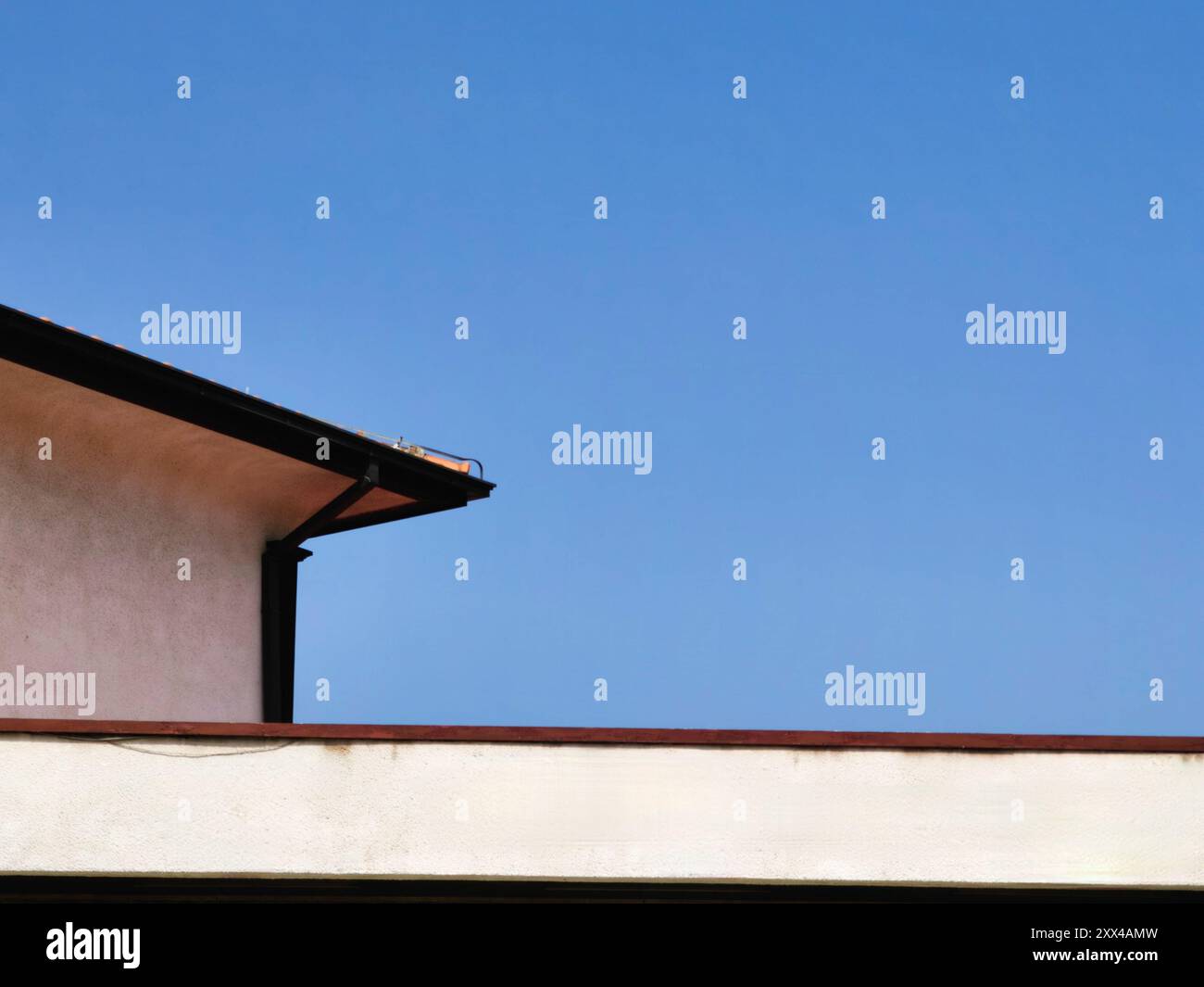 Architecture de toit de bâtiment contre ciel bleu : espace négatif. Minimalisme. Place pour votre texte, concept d'entreprise. Banque D'Images