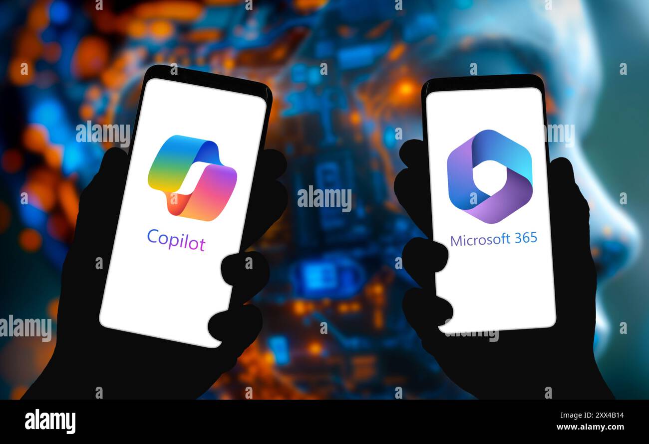Produits logiciels Microsoft 365 et CoPilot affichés sur les appareils mobiles Banque D'Images
