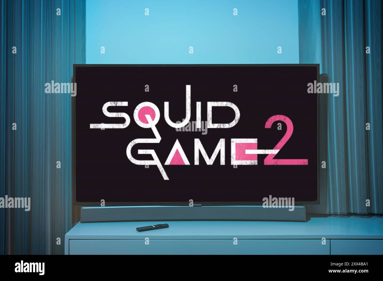 Kaunas, Lituanie - 22 août 2024 : regarder Squid Game 2 série TV sur l'écran de télévision. Squid Game est une série télévisée de survie sud-coréenne Banque D'Images