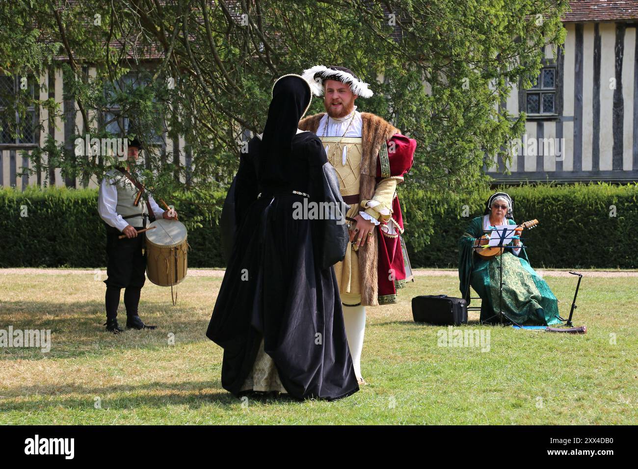 Démonstration par Gallyard Tudor Dancers, Ightham Mote, Ivy Hatch, Sevenoaks, Kent, Angleterre, Grande-Bretagne, Royaume-Uni, Royaume-Uni, Europe Banque D'Images