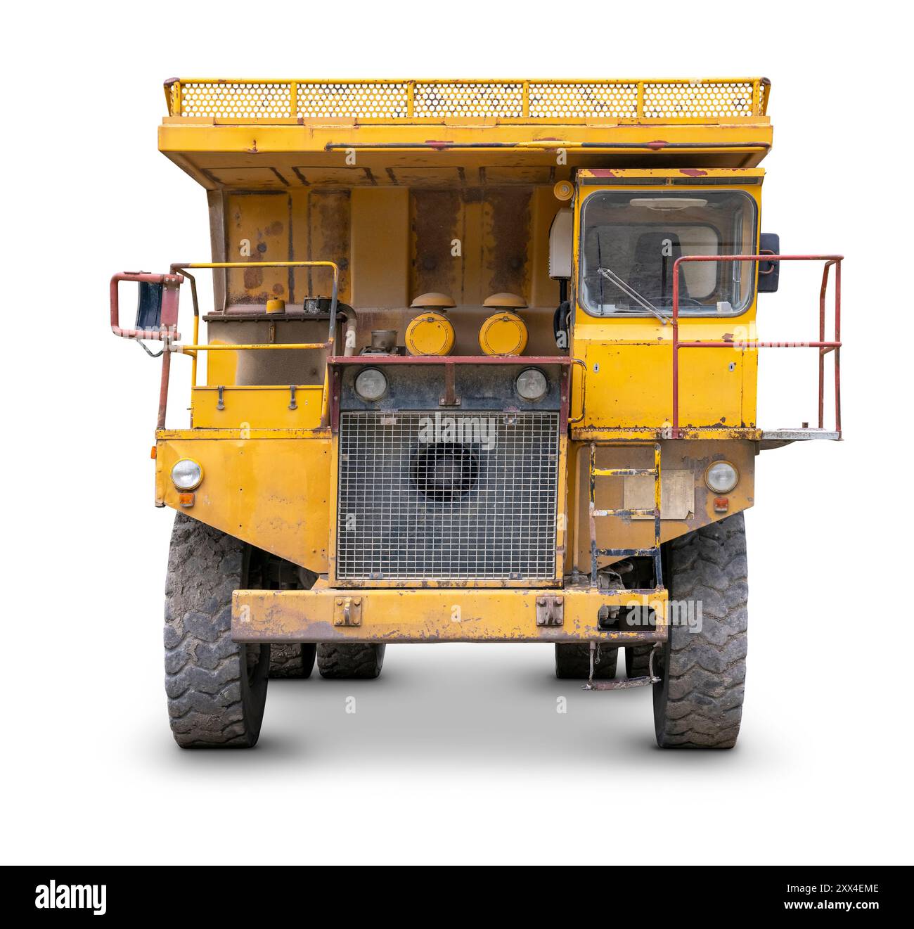 Camion de transport jaune délabré isolé dans le dos blanc avec ombre Banque D'Images