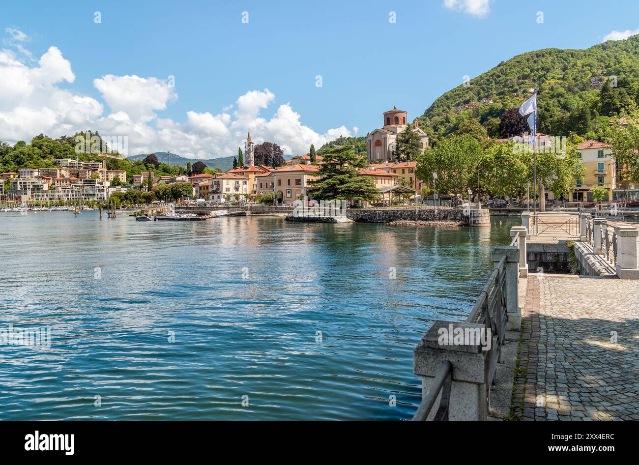 Vue de la ville de Laveno Mombello, située sur les rives du lac majeur, province de Varèse, Lombardie, Italie Banque D'Images