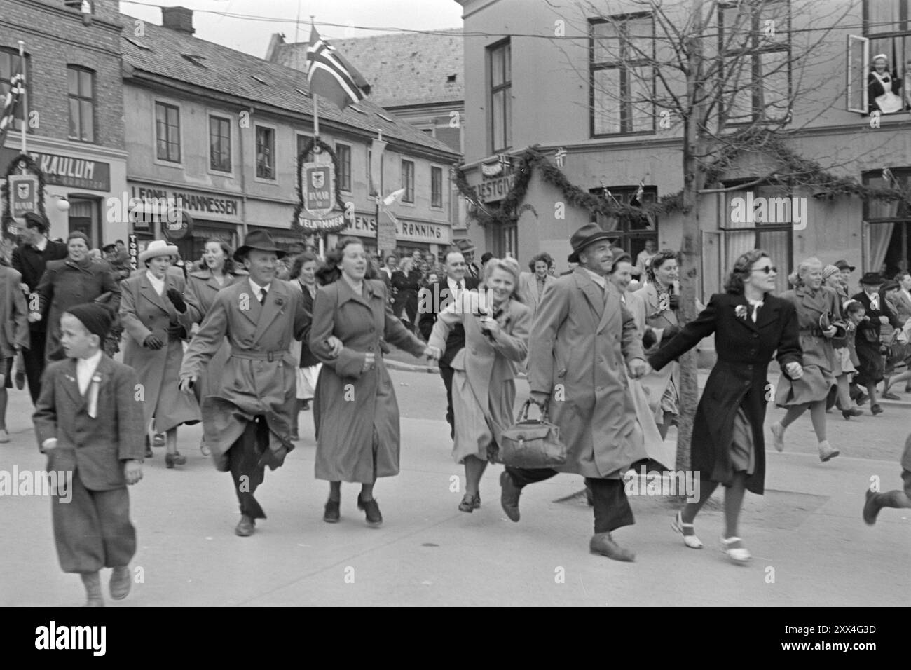 1949 : il ne peut pas être trueHamar célèbre et célèbre à la fois son 100e anniversaire et son 900e anniversaire. Il y a environ 900 ans, les rois Harald Hårdråde et Magnus le bon se sont rencontrés à Hamar pour diviser la terre et le Royaume, et à partir de ce moment Hamar a été considéré comme une ville. - Il n'est pas étonnant que les gens se précipitent pour obtenir une place sur Stortorget pour le discours du roi et du premier ministre. Environ 40 000 personnes se sont rassemblées à Hamar ce jour-là. La ville n'a que rarement de telles visites de célébration, mais elle n'a 100 ans qu'une seule fois. Photo ; Sverre A. Børretzen / Aktuell / NTB ***PHOTO NO Banque D'Images