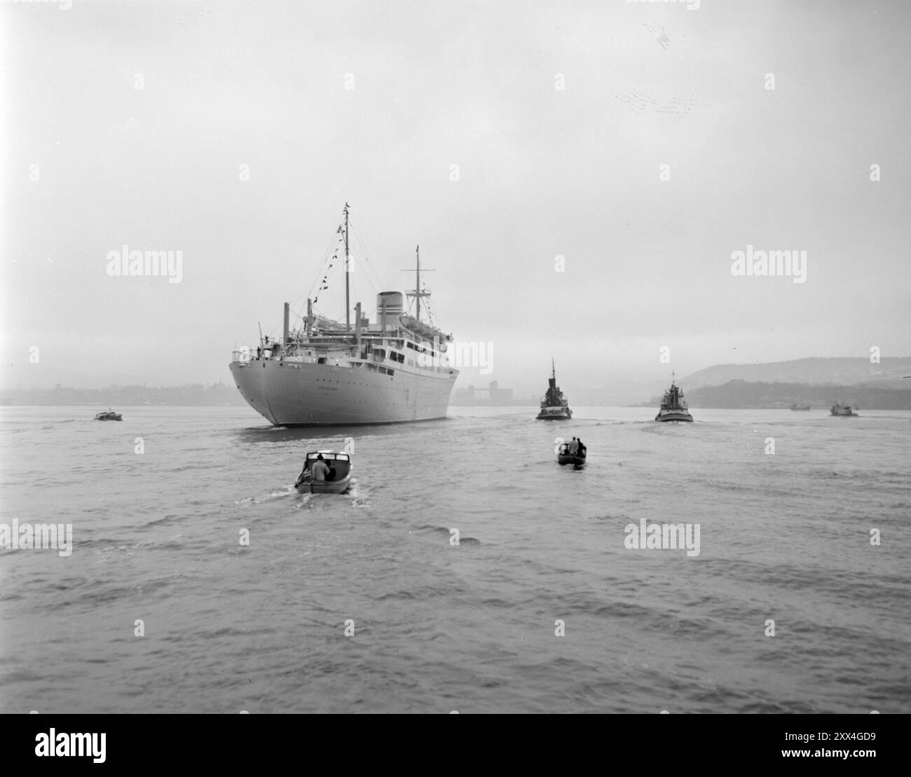 Effectif 1949 : des dizaines de milliers de personnes ont accueilli OslofjordOslo. Dimanche 13 novembre 1949. Le bateau à passagers 'Oslofjord' arrive à Oslo pour la première fois. Des dizaines de milliers de personnes s'étaient levées pour accueillir le navire. -Parmi tous ceux qui sont sortis en bateau pour rencontrer 'Oslofjord', était aussi 'Aktuell'. La coque élégante semblait sortir de la brume, et il y avait un tel glissement au-dessus du bateau que c'était une joie de voir. Le long des rangées, les passagers du premier voyage se sont levés et ont redressé leurs liens pour l'accueil attendu à Oslo. Photo ; Sverre A. Børretzen / Aktuell / NTB ***PHOTO NON TRAITÉE*** ce i Banque D'Images