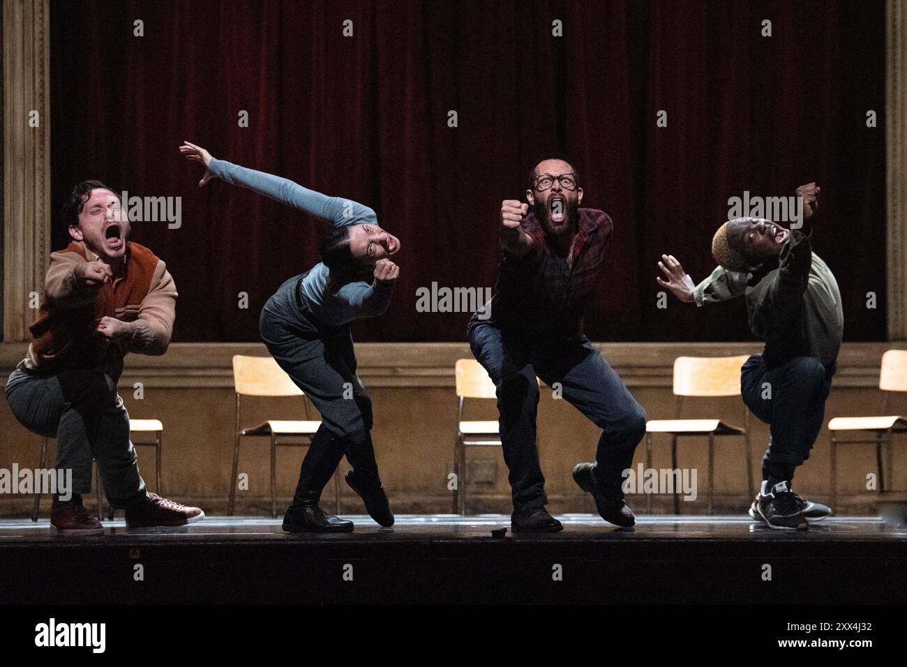 La première écossaise de Crystal Pite et Jonathon Young, sa nouvelle œuvre de danse imaginative, Assembly Hall, mêlant cosplay arthurien, reconstitutions médiévales et danse contemporaine, au Edinburgh Festival Theatre lors du Edinburgh International Festival 2024 le 22 août 2024 © Chantal Guevara/Alamy. Tous droits réservés. Banque D'Images