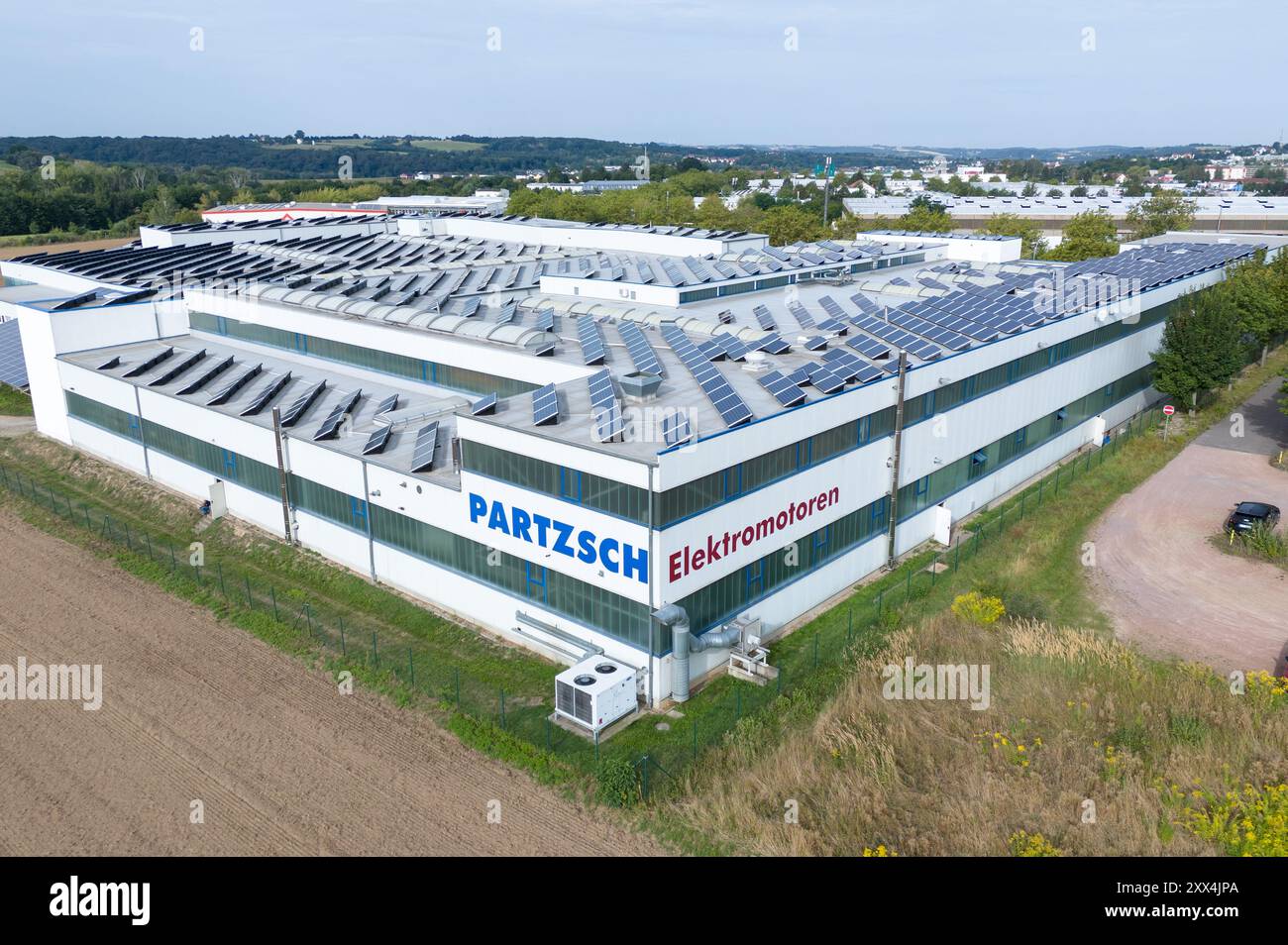 22 août 2024, Saxe, Döbeln : une salle de production du Groupe Partzsch (photo prise avec un drone). L’entreprise célèbre son 70e anniversaire le 22 août 2024. Photo : Sebastian Kahnert/dpa Banque D'Images