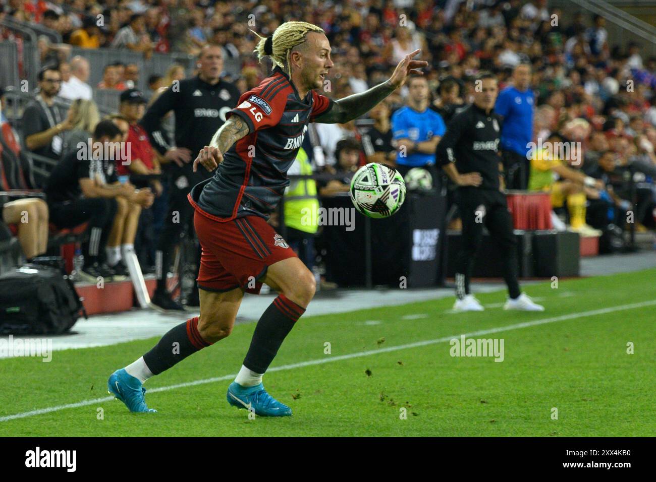 Toronto, ON, Canada - 4 août 2024 : Federico Bernardeschi #10 avant du Toronto FC se déplace avec le ballon pendant le match de la Coupe des ligues entre Toronto FC Banque D'Images