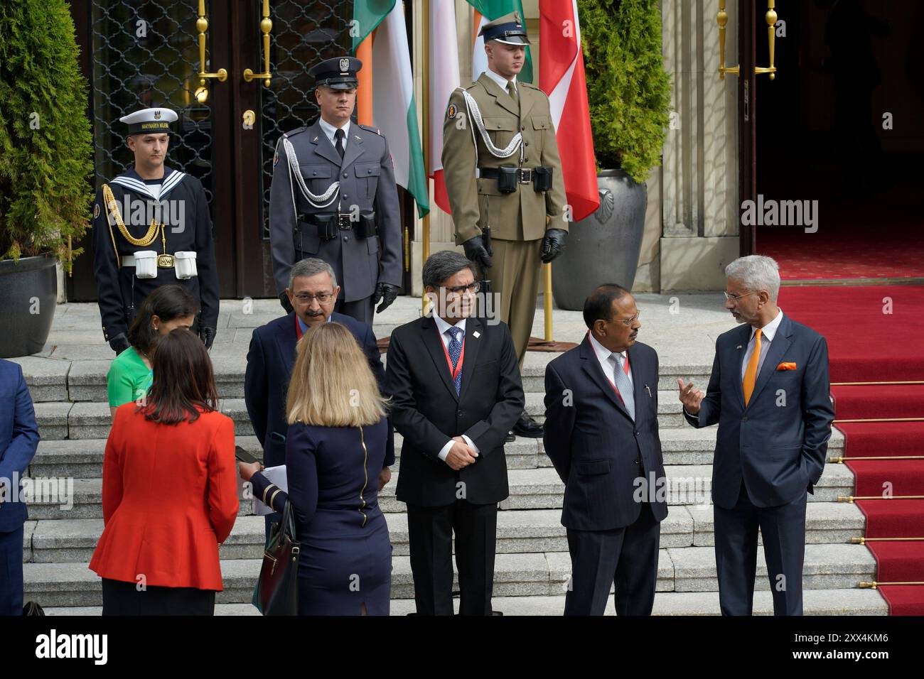 Varsovie, Pologne. 22 août 2024. Des ministres indiens sont vus avant l'arrivée de Narendra Modi à la Chancellerie du premier ministre à Varsovie, en Pologne, le 22 août 2024. (Photo de Jaap Arriens/Sipa USA) crédit : Sipa USA/Alamy Live News Banque D'Images