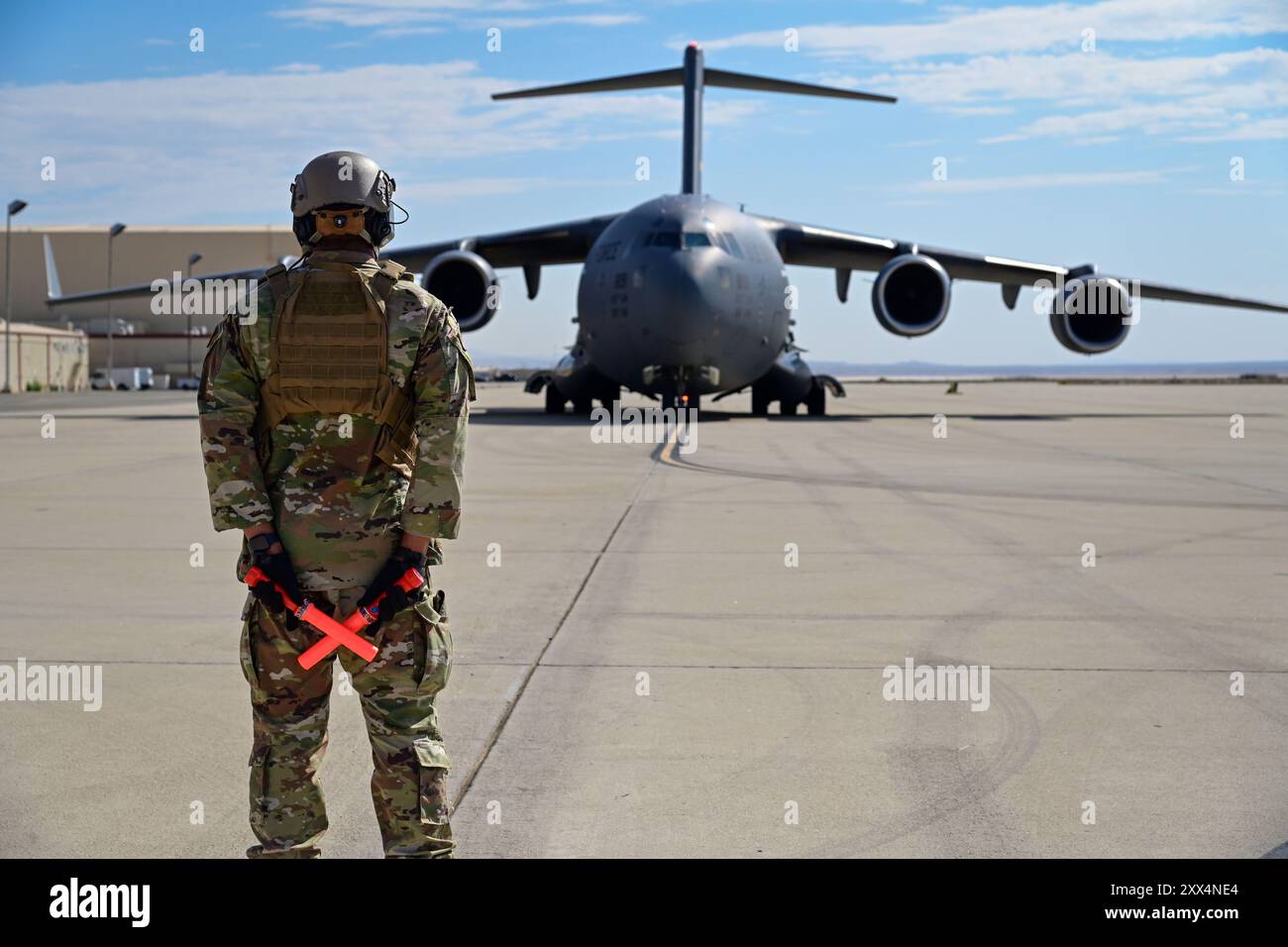 L'aviateur principal Kenneth Wright, Journeyman de maintenance d'aéronefs du 521e Escadron d'intervention d'urgence, se prépare à marécher un C-17 Globemaster III pendant E Banque D'Images