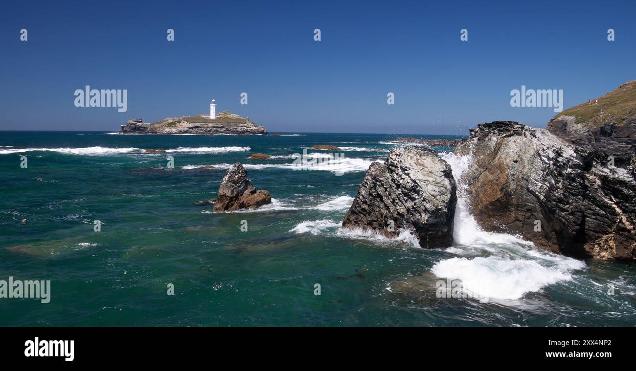 Image du phare de Godrevy prise depuis les falaises près de la plage de Gwithian sur la côte nord de Cornwall, Royaume-Uni Banque D'Images