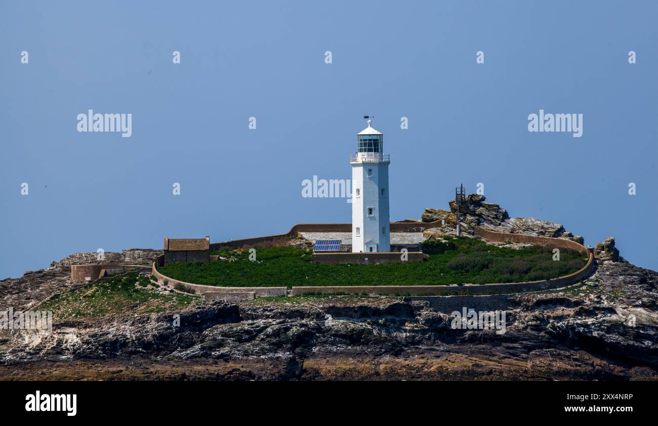Image du phare de Godrevy prise depuis les falaises près de la plage de Gwithian sur la côte nord de Cornwall, Royaume-Uni Banque D'Images
