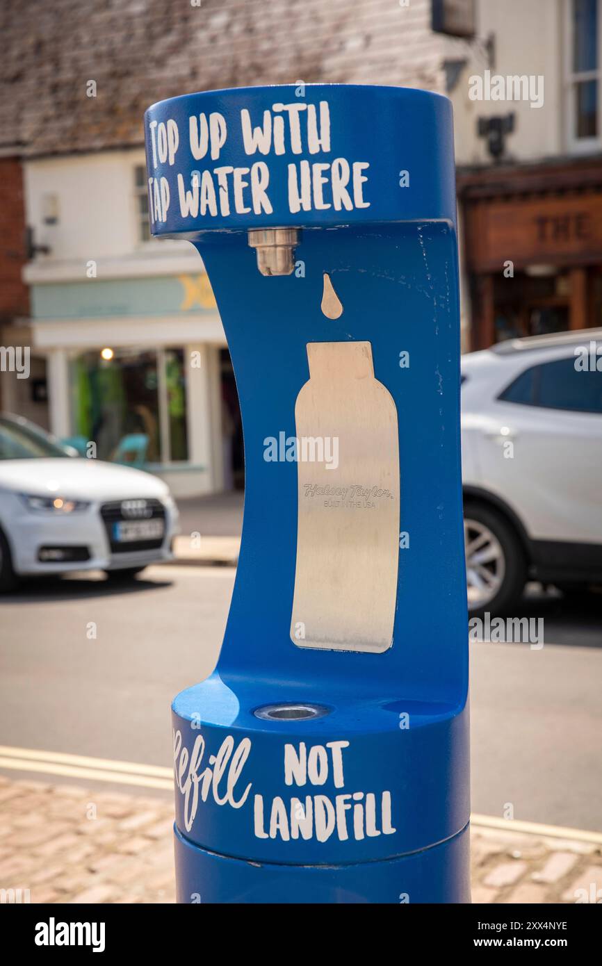 Royaume-Uni Angleterre, Dorset, Bridport, South Street, Buckydoo Square, station de remplissage de bouteille d'eau Banque D'Images