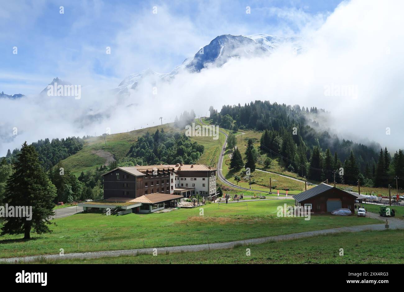 Le tramway du Mont Blanc passant par le Col de Voza, alpages au-dessus de Saint Gervais les bains dans les Alpes françaises. Banque D'Images