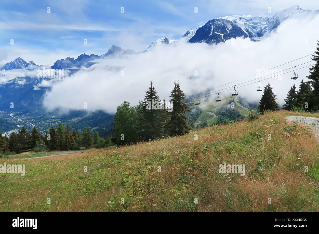 Télésiège fermé pour l'été au Col de Voza, alpages au-dessus de Saint Gervais dans les Alpes françaises. Banque D'Images