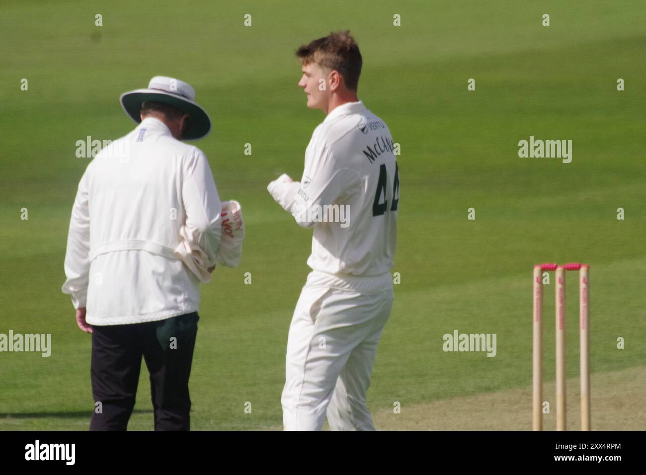 Chester le Street, Angleterre, 22 août 2024. Freddie McCann sur ses débuts en première classe au Nottinghamshire Bowling contre Durham Cricket dans le County Championship Division 1 match au Seat unique Riverside. Crédit : Colin Edwards/Alamy Live News Banque D'Images