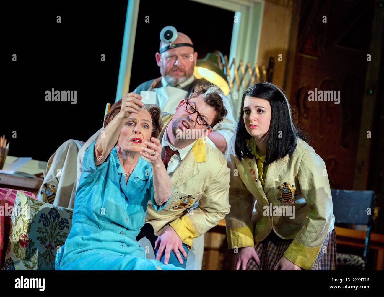 Avant, gauche-droite : Fiona Kimm (Ellipsis), David Stout (Selby), Robyn Allegra Parton (Peg) arrière : Richard Mosley-Evans (Doctor Gravid) dans LES VERTUS DES CHOSES au Linbury Theatre, The Royal Opera, Covent Garden, Londres WC2 02/05/2015 musique : Matt Rogers livret : Sally O'Reilly chef d'orchestre : Richard Baker design : Giles Cadie éclairage : Matt Haskins réalisateur : Bijan Sheibani Banque D'Images