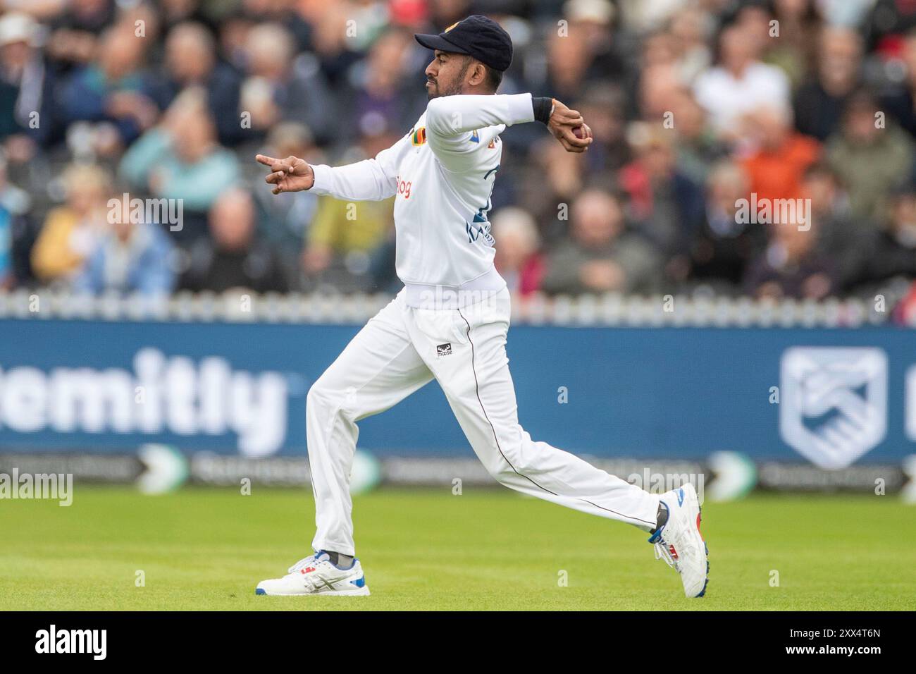 Joueur du Sri Lanka lors du 1er Rothesay test match entre l'Angleterre et le Sri Lanka à Emirates Old Trafford, Manchester le mercredi 22 août 2024. (Photo : Mike Morese | mi News) crédit : MI News & Sport /Alamy Live News Banque D'Images