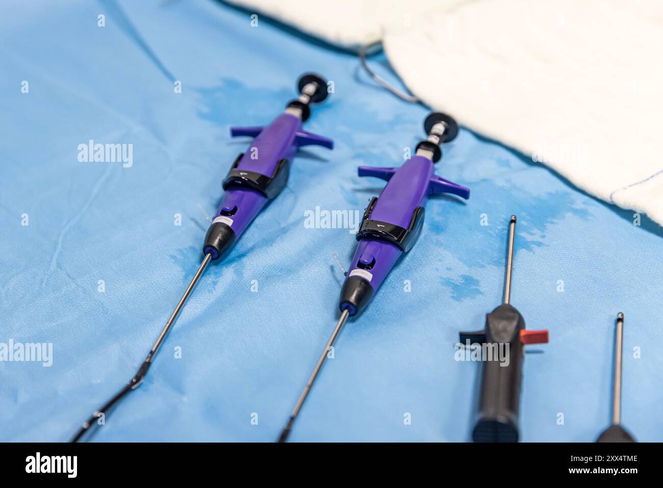 Câbles guides PTCA. Stent et cathéter pour implantation dans des vaisseaux sanguins avec ballonnet vide et rempli. Cathéter artériel pulmonaire utilisé au cours du cardi Banque D'Images