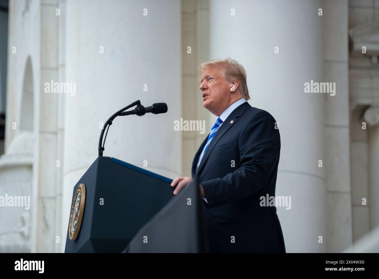 Le président Donald J. Trump prend la parole lors de la célébration du Memorial Day au Memorial Amphitheater du cimetière national d'Arlington, Arlington, Virginie, le 28 mai 2018. Il s'agissait de la 150e cérémonie de dépôt de couronnes et d'observance du Memorial Day au cimetière national d'Arlington, dirigée par Trump et le secrétaire à la Défense James Mattis. (Photo de l'armée américaine par Elizabeth Fraser / cimetière national d'Arlington / publiée) Banque D'Images