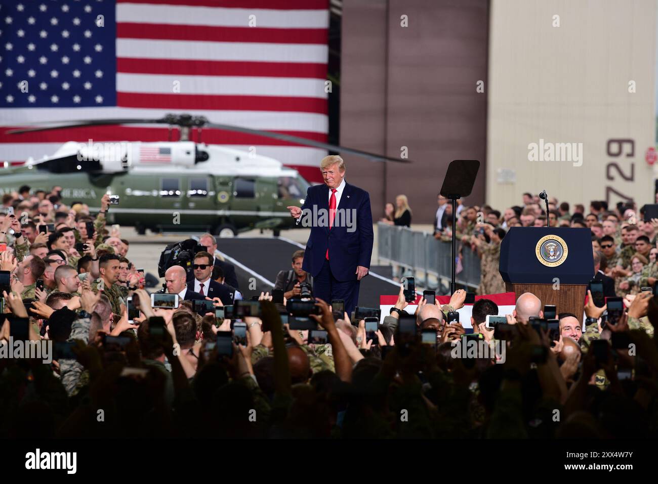 Le président Donald J. Trump s’adresse aux militaires stationnés lors de sa visite à la base aérienne d’Osan, en République de Corée, le 30 juin 2019. Les forces américaines à travers la péninsule ont pour mission de dissuader les agressions, de défendre la République de Corée et de maintenir la stabilité en Asie du Nord-est. (Photo de l'US Air Force par le sergent d'état-major James L. Miller) Banque D'Images