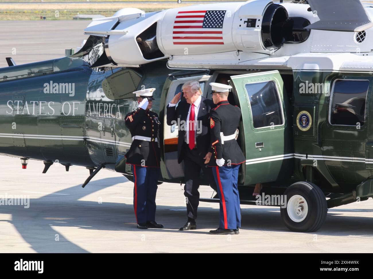 Le président Donald Trump salue Marines des États-Unis avec la garde présidentielle détail lors de son premier discours d'outre-mer aux troupes à la base aéronavale de Sigonella, en Italie, le 27 mai 2017. Trump s'est rendu à la Sicile afin d'assister le Sommet du G7 et de rencontrer d'autres dirigeants du monde, d'inclure le premier ministre italien Paolo Gentiloni. NASSIG est une base stratégique capable de prendre en charge un éventail d'opérations qui abrite des soldats, marins, aviateurs et marines avec des Groupe de travail air-sol marin - Afrique - Intervention en cas de crise. (U.S. Marine Corps photo par le Sgt. Samuel Guerra/libérés) Banque D'Images