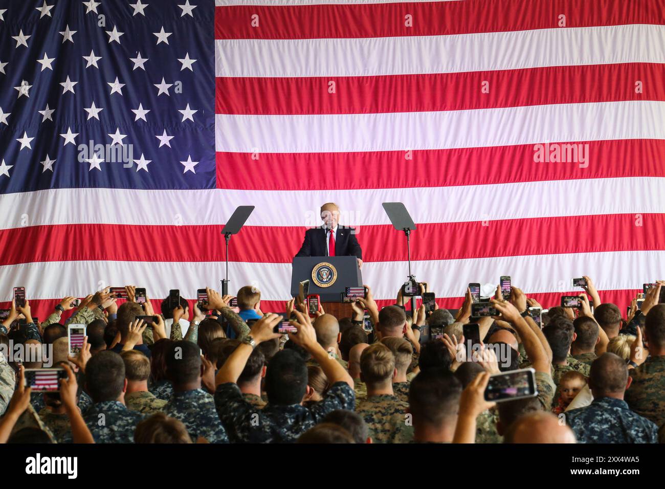 Le président Donald Trump parle de service américain et à leurs familles au cours de son premier discours d'outre-mer aux troupes à la base aéronavale de Sigonella, en Italie, le 27 mai 2017. Trump s'est rendu à la Sicile afin d'assister le Sommet du G7 et de rencontrer d'autres dirigeants du monde, d'inclure le premier ministre italien Paolo Gentiloni. NASSIG est une base stratégique capable de prendre en charge un éventail d'opérations qui abrite des soldats, marins, aviateurs et marines avec des Groupe de travail air-sol marin - Afrique - Intervention en cas de crise. (U.S. Marine Corps photo par le Sgt. Samuel Guerra/libérés) Banque D'Images