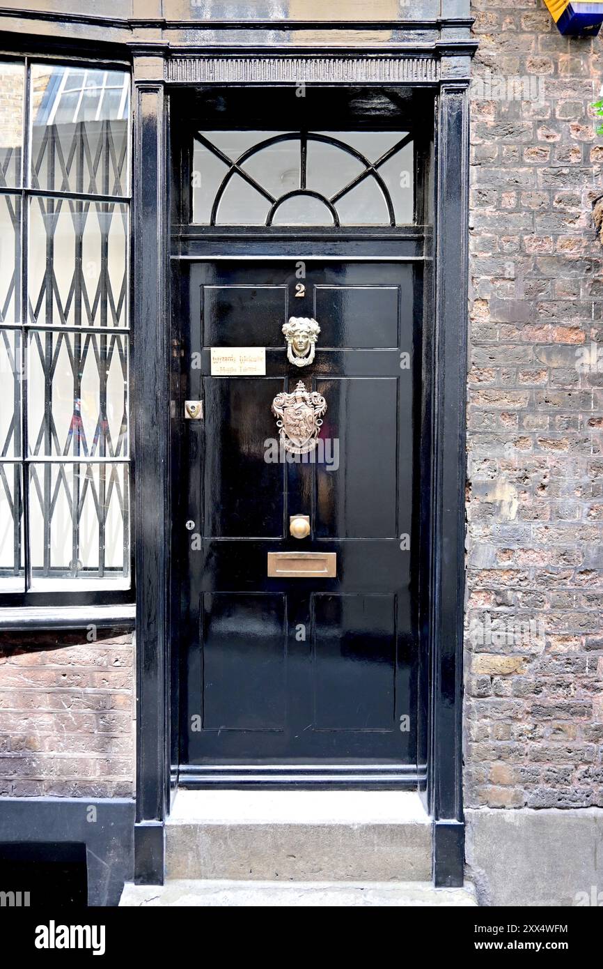 Une porte d'une ancienne boutique sur Goodwin's court, Covent Garden - une ruelle pensée pour être une inspiration pour Diagon Alley dans les films Harry Potter Banque D'Images