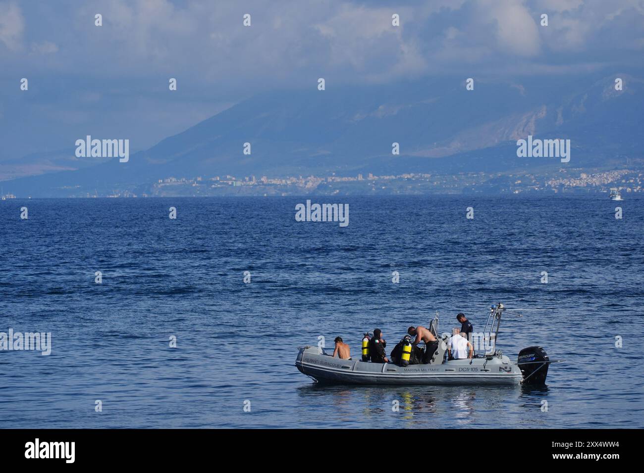 Une vue générale d'une équipe de plongée de la marine italienne, alors qu'elle se dirige vers le site du Bayesian le quatrième jour de la recherche des six touristes disparus après que le yacht de luxe a coulé dans une tempête lundi alors qu'il était amarré à environ un demi-mile au large de Porticello sur la côte sicilienne. Le corps d'une cinquième personne disparue a été retrouvé ce matin, après la récupération de quatre autres mercredi. Date de la photo : jeudi 22 août 2024. Banque D'Images