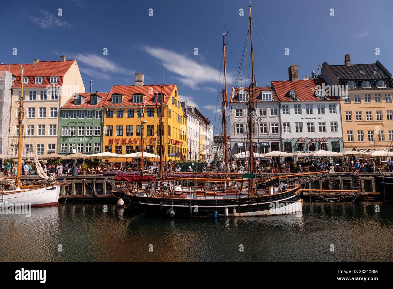 Bâtiments et bateaux colorés en bord de mer à Nyhavn, Copenhague, Danemark Banque D'Images