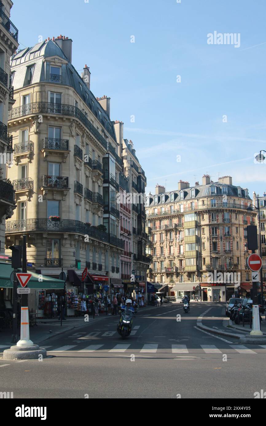 Vue d'un carrefour urbain parisien en début de matinée Banque D'Images