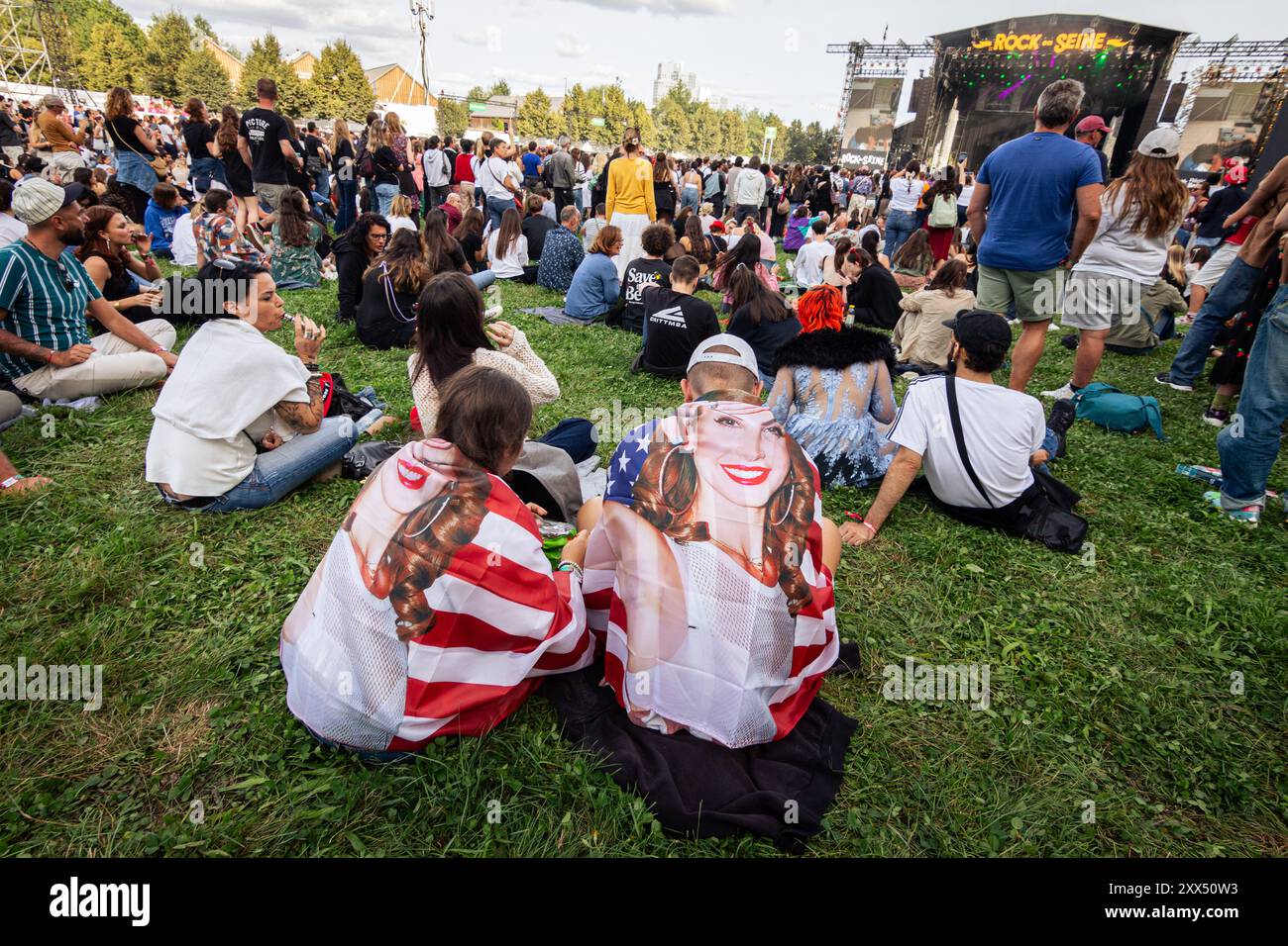 Paris, France. 21 août 2024. Les gens drapés en U. S la chanteuse Lana del Rey drapeaux vus sur le terrain lors du festival Rock en Seine. Le premier jour de la 21e édition du festival Rock en Seine a accueilli la chanteuse américaine Lana del Rey au domaine National Saint-Cloud à Paris. (Photo de Telmo Pinto/SOPA images/SIPA USA) crédit : SIPA USA/Alamy Live News Banque D'Images