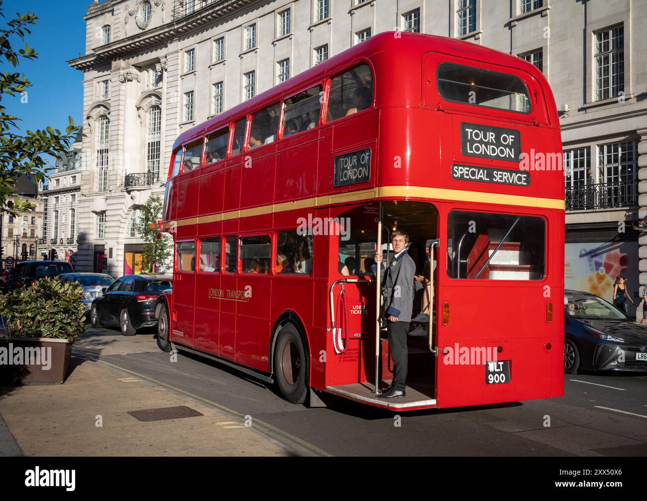Un bus rouge traditionnel de Londres Routemaster avec un conducteur maintenant utilisé pour les visites de Londres. Londres, Angleterre, Royaume-Uni Banque D'Images