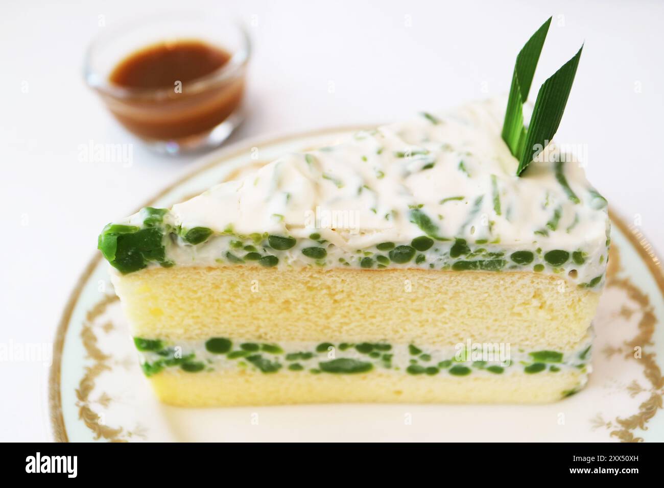 LOD Chong mousseline Cake, une farine de riz aromatisée Pandan dans une crème de noix de coco sucrée servie avec du sirop de caramel au sucre de palme Banque D'Images