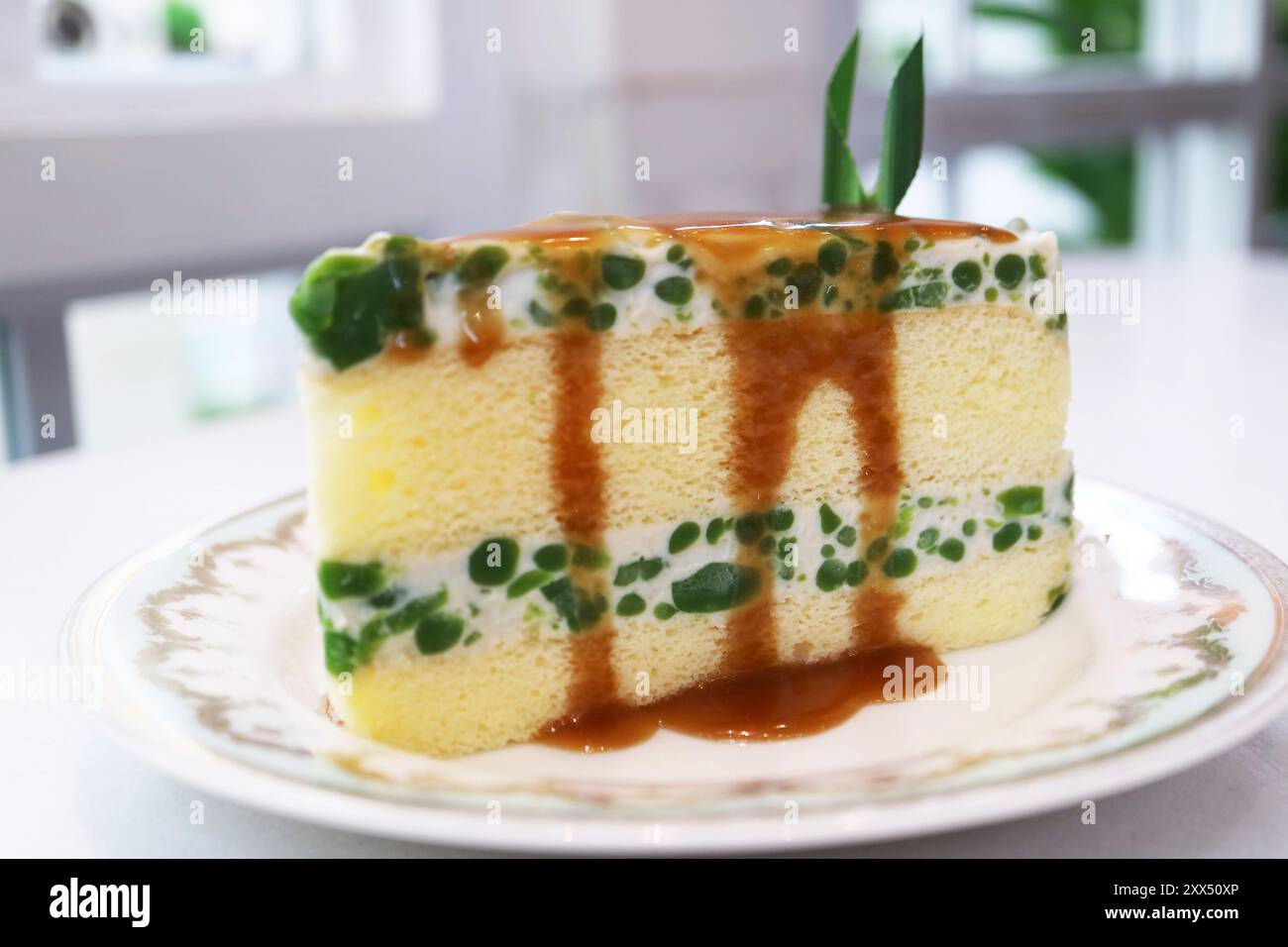 Appétissant gâteau au mousseline Lod Chong, une farine de riz aromatisée aux Pandan dans une crème de noix de coco sucrée servie avec du sirop de sucre de palme Banque D'Images