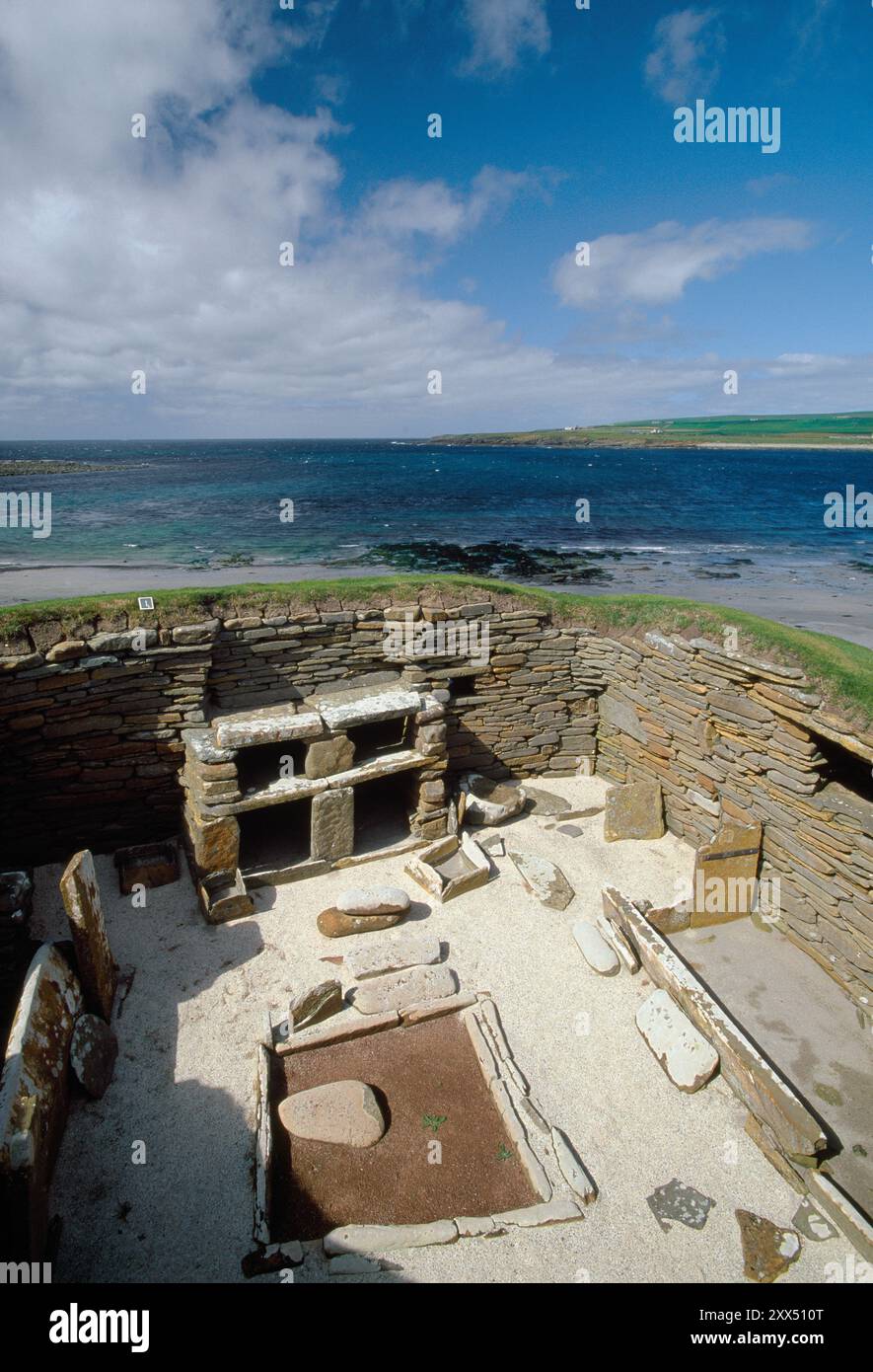 Maison néolithique, Skara Brae reste du village néolithique par Sandwick, West Mainland Orkney, Orcades, août Banque D'Images