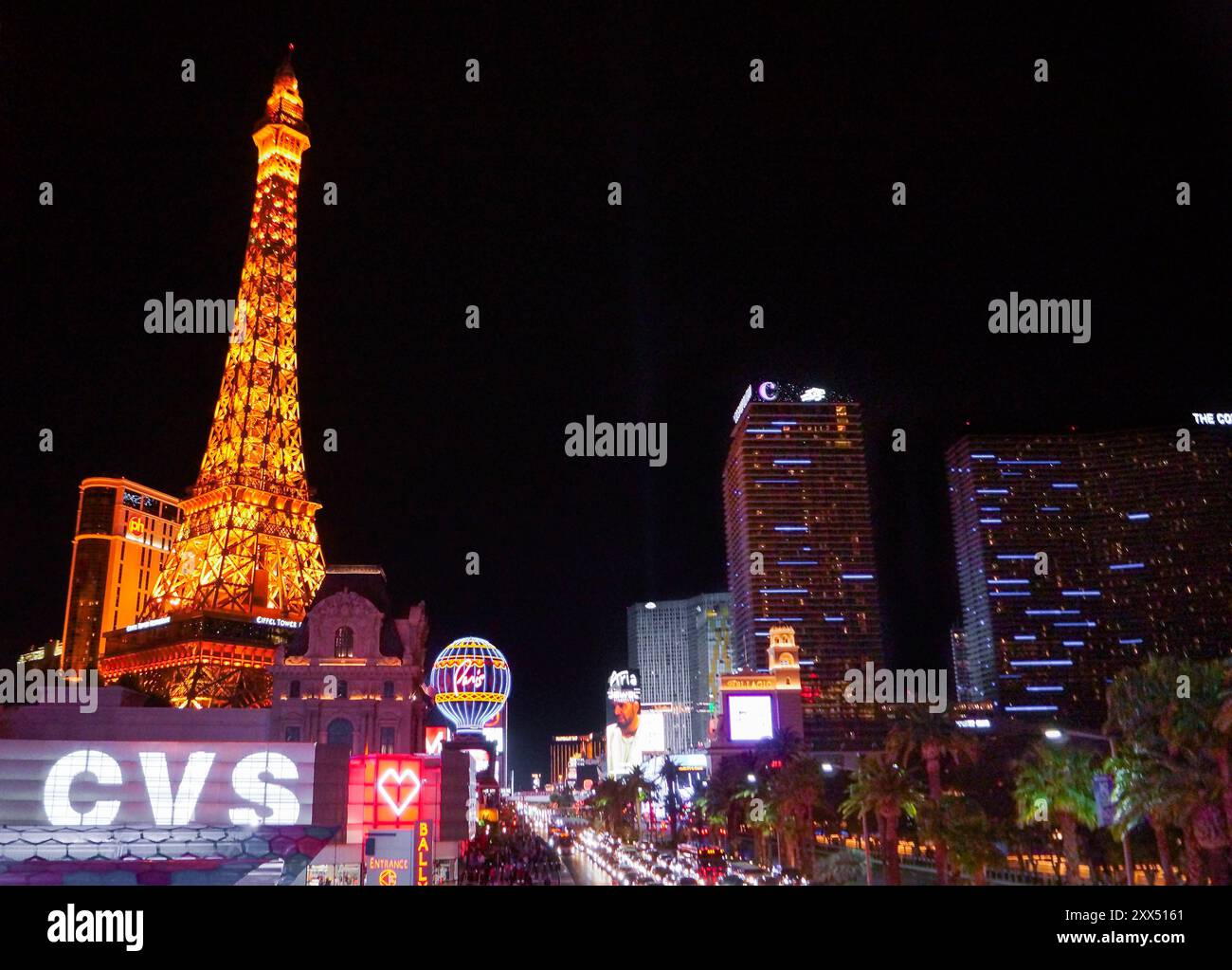 La réplique du restaurant Tour Eiffel et Paris Las Vegas, un complexe hôtelier et casino, au Strip de Las Vegas pendant la nuit. Banque D'Images