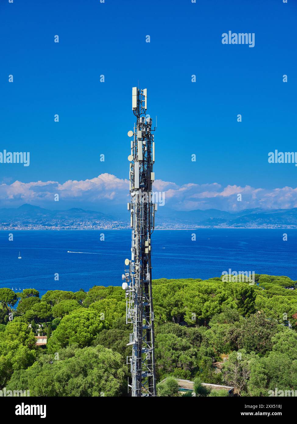 Radio de communication et antenne satellite au Cap d'Antibes, Côte d'Azur, France. Banque D'Images