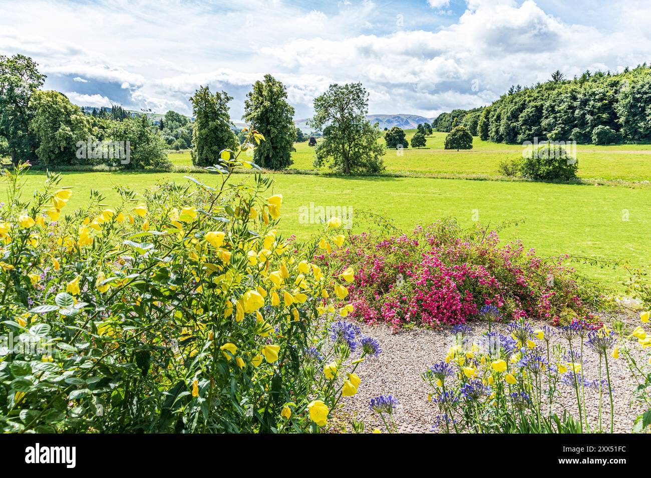 La vue vers Ullswater depuis les jardins de Dalemain Historic Mansion & Gardens près de Penrith, Cumbria, Angleterre Royaume-Uni Banque D'Images