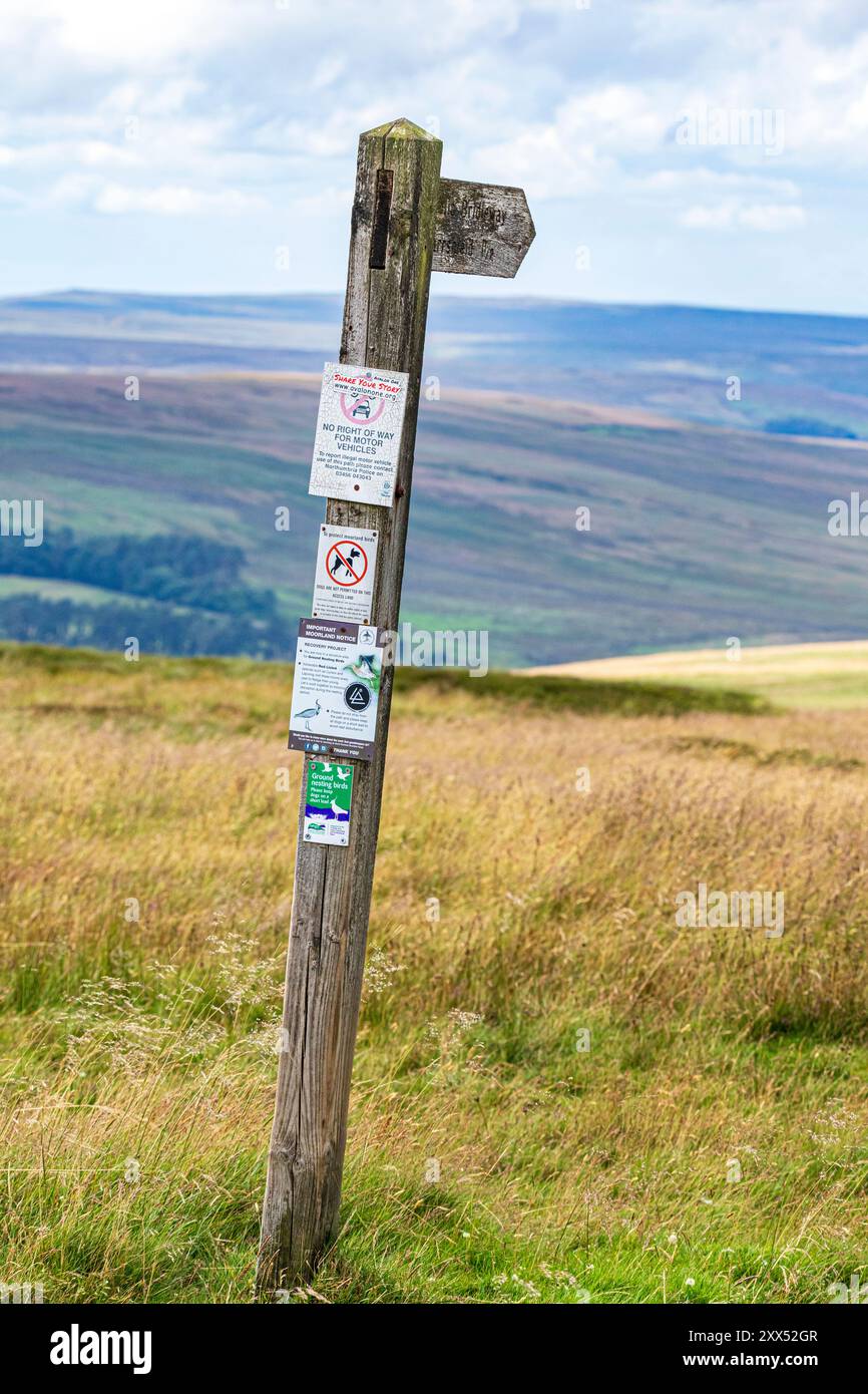 Un panneau en bois montrant une passerelle publique vers Carrshield à une altitude de 550 mètres sur Carrshield Moor près de Coalcleugh, Northumberland, Angleterre Royaume-Uni Banque D'Images