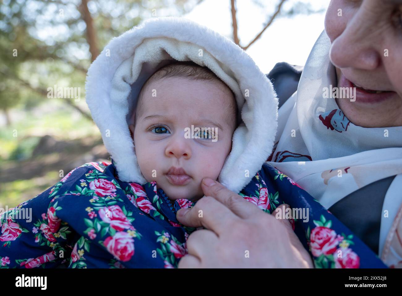 Mère et bébé appréciant leur temps ensemble sur un pique-nique au milieu de champs verdoyants, créant de beaux souvenirs Banque D'Images
