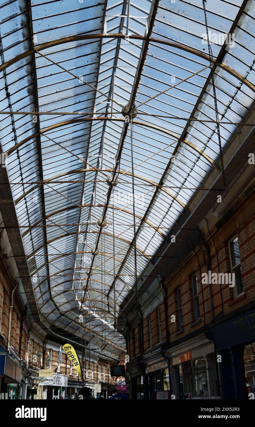 Vue sur le toit vitré en verre et les boutiques de l'intérieur de l'arcade Henry Joy Westbourne, Royaume-Uni Banque D'Images