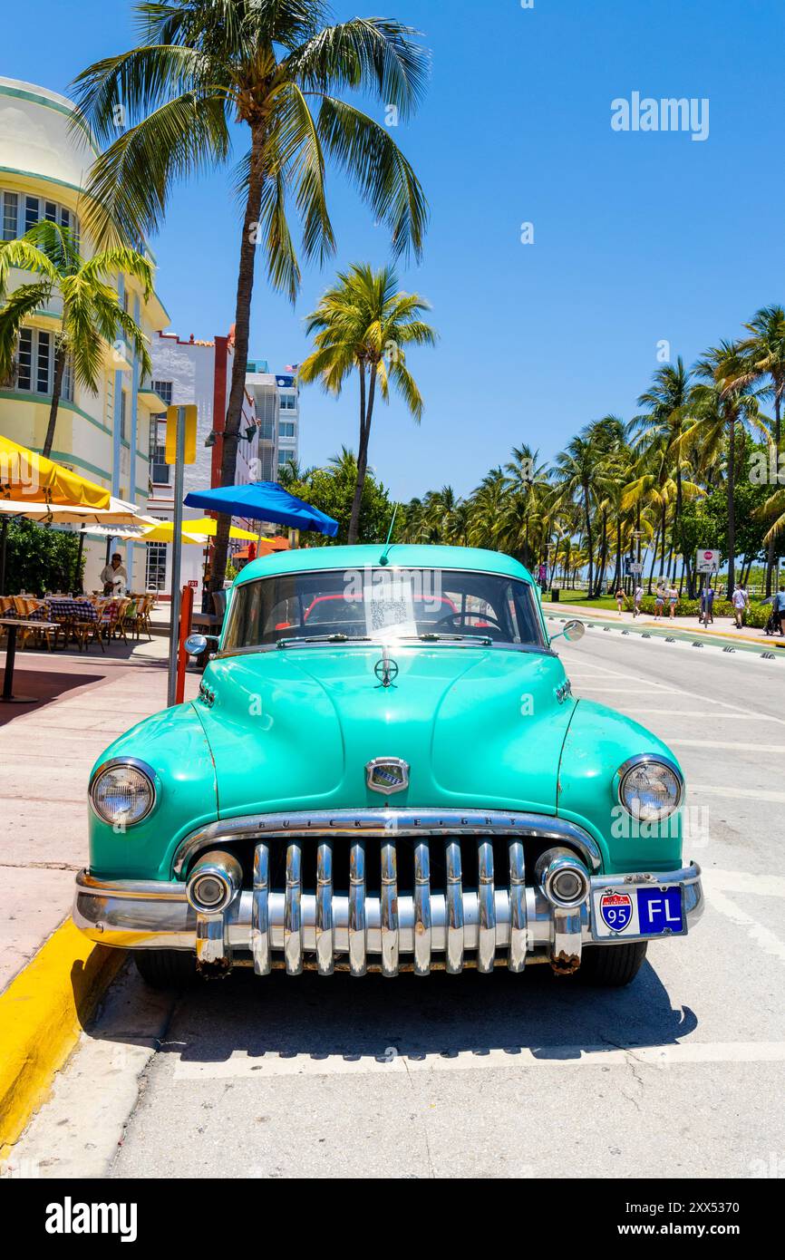 Buick Eight rétro voiture garée sur Ocean Drive, Miami Beach, Floride, États-Unis Banque D'Images
