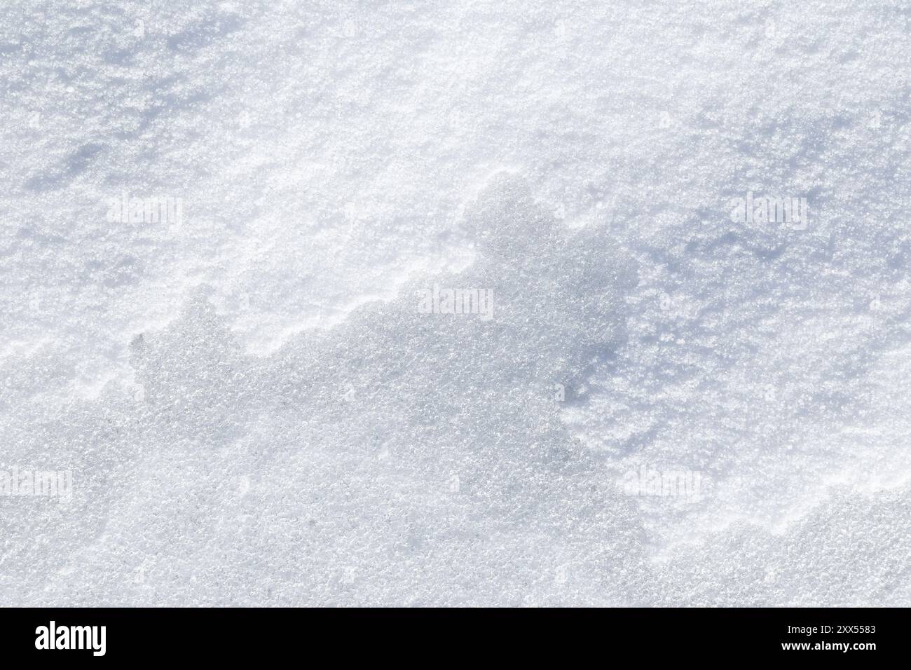 Gros plan de terres enneigées fraîches et lumineuses en hiver, vues d'en haut. Fond texturé plein cadre abstrait avec espace de copie. Vue de dessus. Banque D'Images