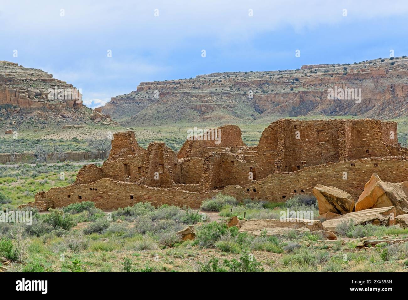 Ruines de maçonnerie en dalle de pierre de Pueblo Bonito au parc historique national de la culture Chaco Banque D'Images