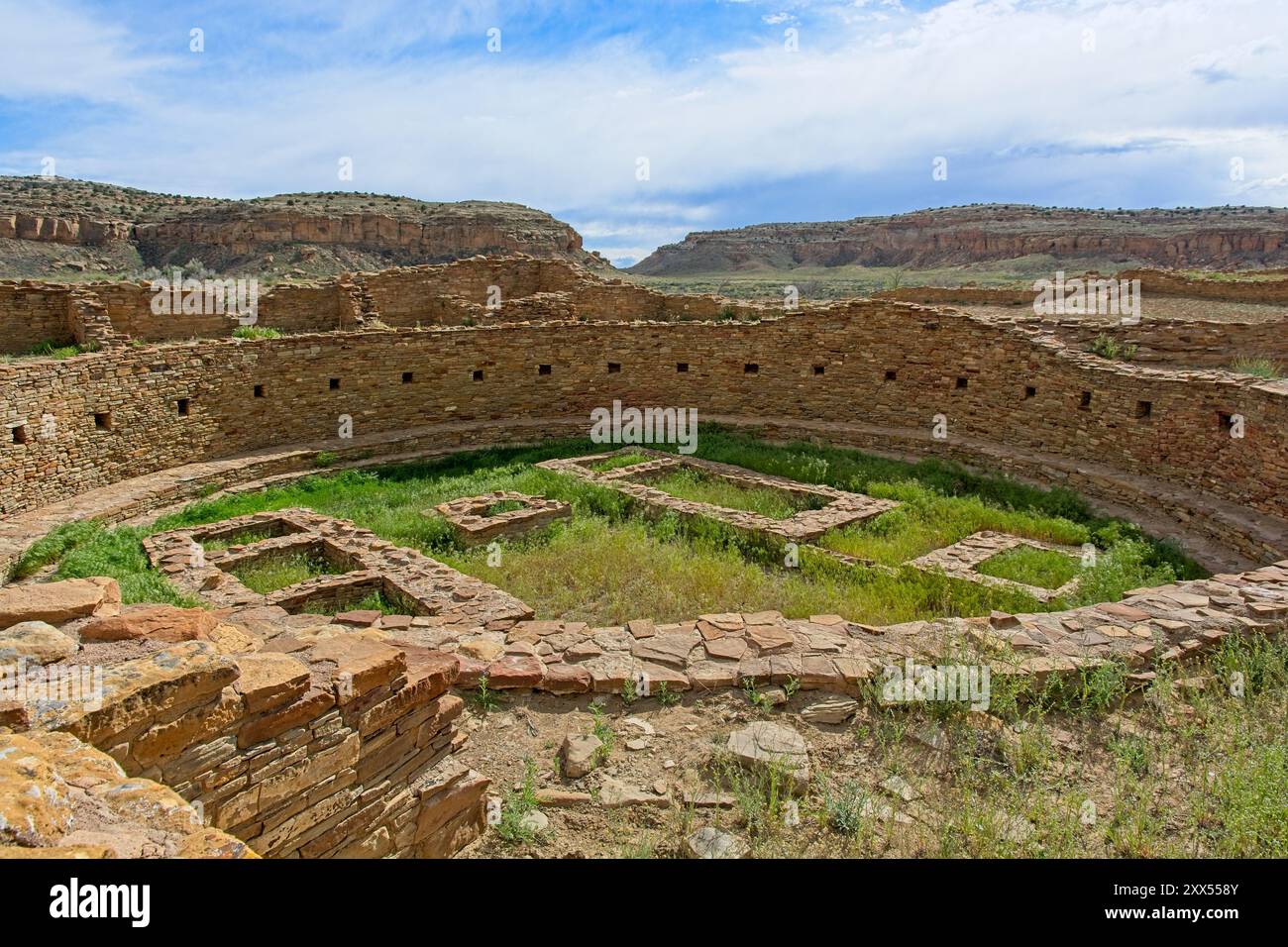 Grandes ruines de maçonnerie Kiva à Pueblo Bonito au parc historique national de la culture Chaco Banque D'Images