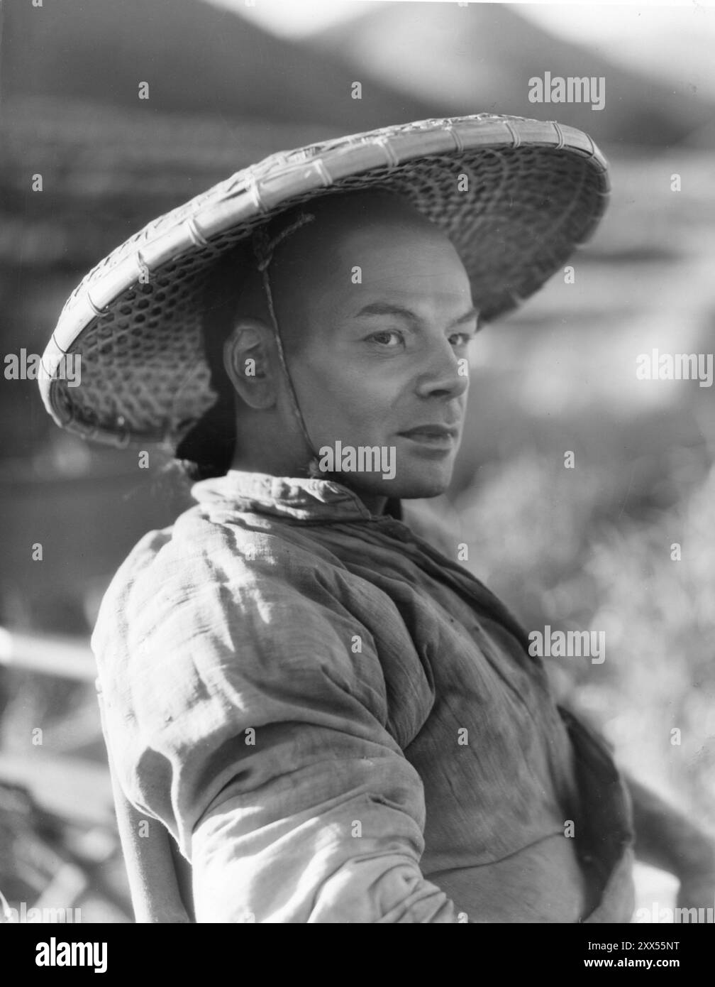 Portrait de l'acteur juif américain PAUL Muni dans le rôle de Wang Lung dans LA BONNE TERRE 1937 réalisateur SIDNEY FRANKLIN roman PEARL S. BUCK Cinématographie KARL FREUND Direction artistique CEDRIC GIBBONS maquillage JACK DAWN musique HERBERT STOTHART producteur exécutif IRVING THALBERG Metro Goldwyn Mayer Banque D'Images