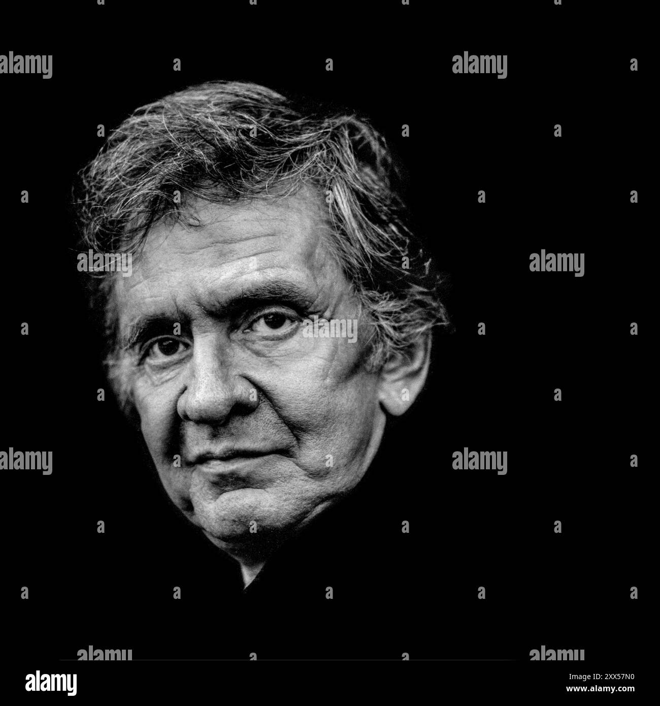 L'auteur-compositeur-interprète américain Johnny Cash a photographié les coulisses du Norwegian Wood Festival en Norvège 1992. Johnny Cash, connu sous le nom de « The Man in Black », occupe une place centrale dans l'histoire de la musique américaine, transcendant les frontières des genres country, rock et gospel. Sa voix profonde et résonnante et sa profonde capacité à raconter des histoires véhiculaient des thèmes d'amour, de perte, de rédemption et de condition humaine. La musique de Cash puisait souvent dans ses luttes et expériences personnelles, résonnant profondément auprès d'un large public. Sa carrière, qui a duré près de cinq décennies, l'a vu devenir une icône du cultu américain Banque D'Images