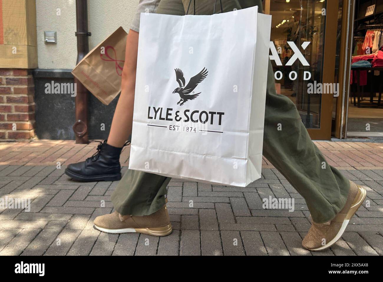 Lyle & Scott Limited ist eine schottische mode- und Strickwarenmarke, die in der Vergangenheit vor allem für ihre Golfstrickwaren bekannt War. Shopping *** Lyle Scott Limited est une marque écossaise de mode et de tricot qui, dans le passé, était surtout connue pour ses tricots de golf. Banque D'Images
